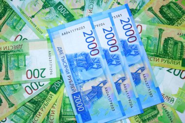 Üç yeni 2 bin Rus banknotlar kapat-u arka plan üzerinde yalan