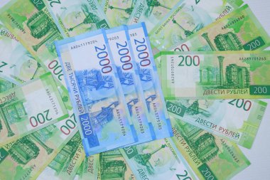 Üç yeni 2 bin Rus banknot arka plan üzerinde yalan