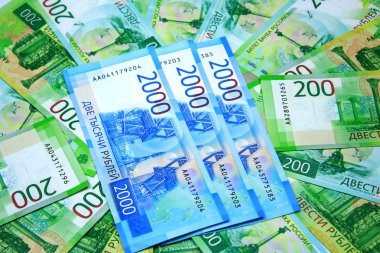 2000 Rublesi üç yeni banknotlar