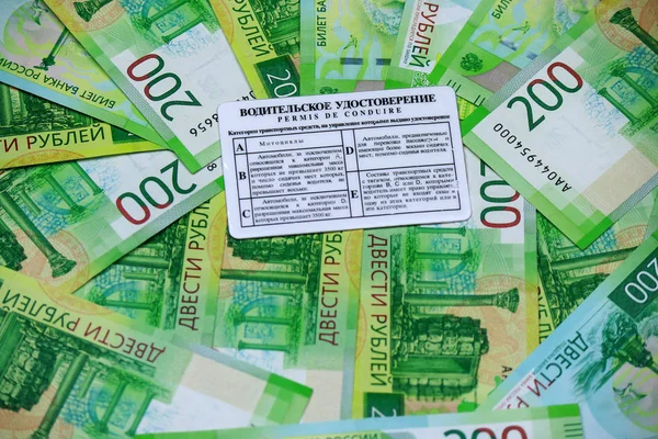 Sürücü belgesi Rus parası, terminal iki yüz ruble arka planı