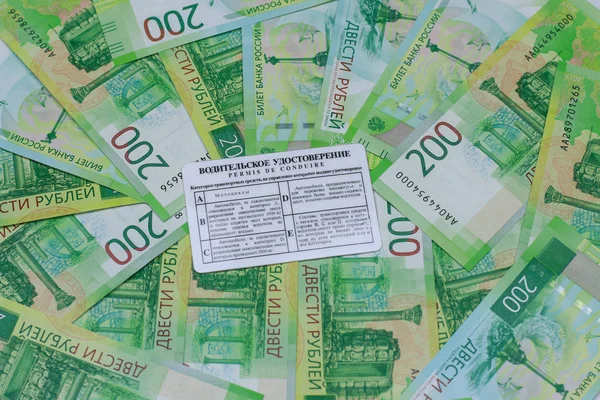 Sürücü belgesi üzerinde yeni Rus mone olduğunu