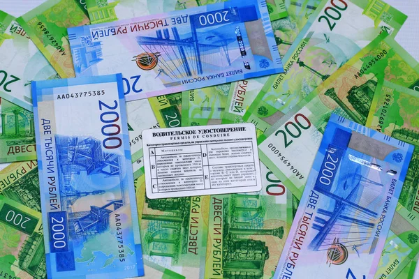 Yeni Rus parası 200.2000 Rublesi, banknottan ehliyet açıktır
