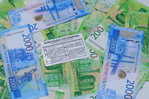 Sürücü belgesi üzerinde yeni Rus mone olduğunu