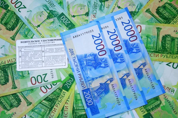 Ehliyet ve üç yeni faturaları Rus mone çerçevede 2000 ruble nominal değeri ile