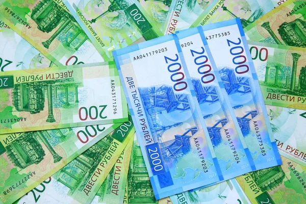 Üç yeni 2 bin Rus banknot arka plan üzerinde yalan