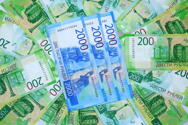 Rus parası. Üç yeni 2 bin Rus banknot arka plan üzerinde yalan