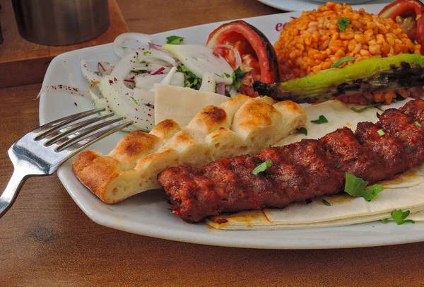 Foto Van Gegrilde Traditionele Turkse Kebab Pita Met Salade — Stockfoto