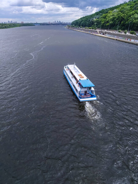 Речной круизный корабль
