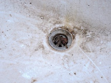 Eski kirli lavabonun fotoğrafı.