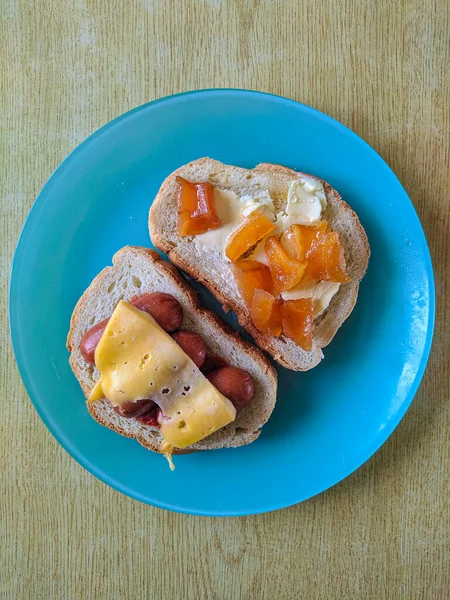 Photo Des Sandwichs Petit Déjeuner Avec Saucisses Fromage Confiture Abricot — Photo