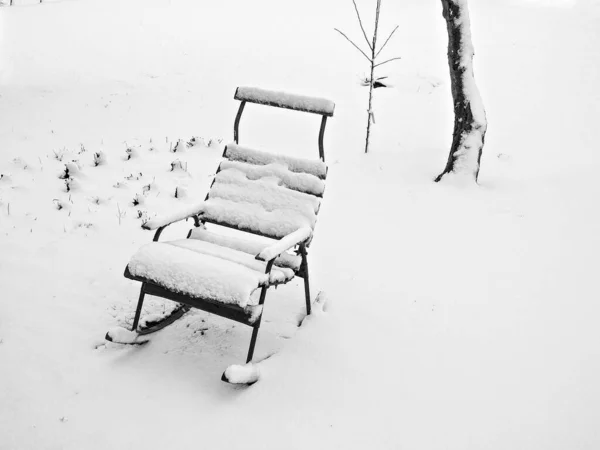 冬季花园被雪覆盖的躺椅的照片 — 图库照片