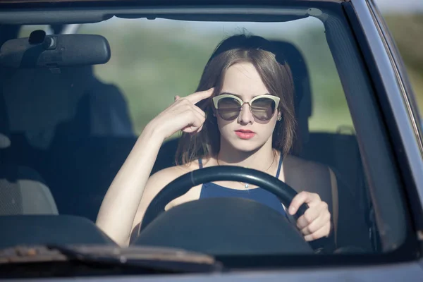 美しい少女彼女の寺に近い指で車を運転 — ストック写真