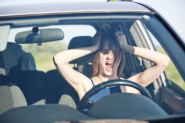 衝突時に車のホイールで女性を叫んで 彼女の頭をつかんで手をフロント ガラスを介して表示します — ストック写真