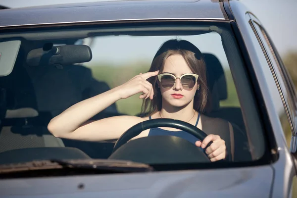 寺でジェスチャーを指で車を運転して美しい少女 — ストック写真