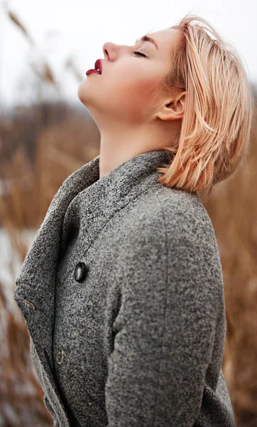 Belle Jeune Blonde Médite Hiver Les Yeux Fermés Tête Haute — Photo