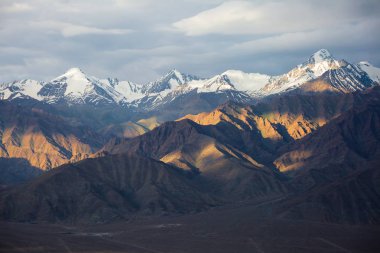 Hint Himalayalar üzerinde güzel dağlar.