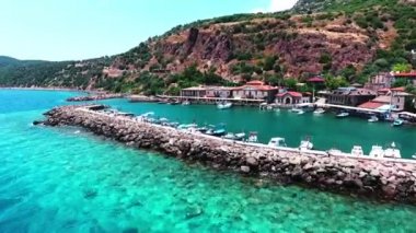 Assos Behramkale olarak veya kısa Behram için bilinen, anakkale ilinin Ayvack ilçesinde tarihsel olarak zengin bir kasaba olduğunu.