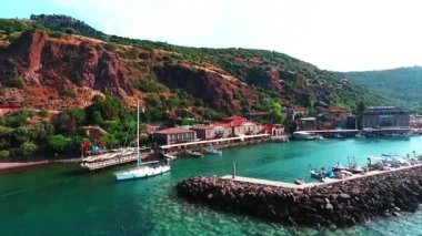 Yelkenli tekne yelken için hazırlanıyor.