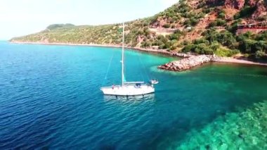 Yelkenli tekne yelken için hazırlanıyor.