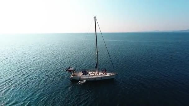 Segelbåt Som Förbereder Sig För Segling — Stockvideo