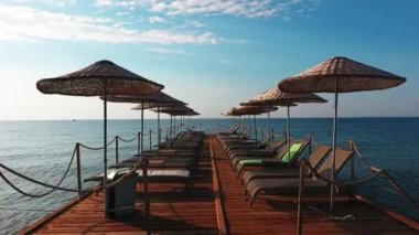 Ahşap iskele ve yukarıdan - turkuaz su atış bir dron.