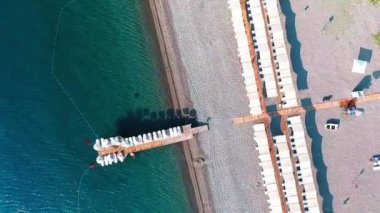 Ahşap iskele ve yukarıdan - turkuaz su atış bir dron.