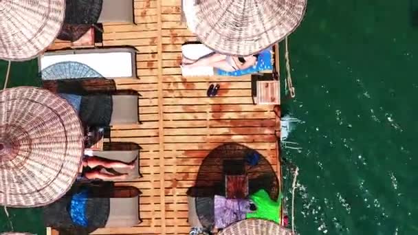 从无人驾驶飞机上拍摄的木质码头和绿松石水 — 图库视频影像