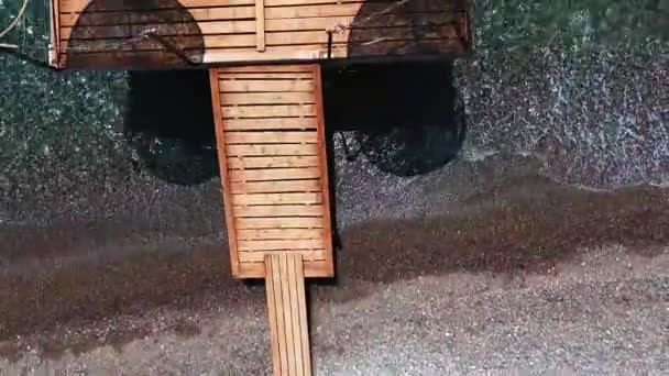 Holzsteg Und Türkisfarbenes Wasser Von Oben Geschossen Von Einer Drohne — Stockvideo