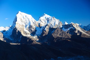 Şaşırtıcı Dağları Himalayalar - Nepal üzerinde.
