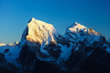 Şaşırtıcı Dağları Himalayalar - Nepal üzerinde.