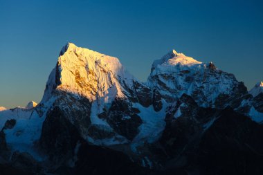 Şaşırtıcı Dağları Himalayalar - Nepal üzerinde.