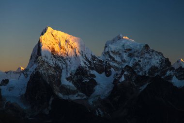 Şaşırtıcı Dağları Himalayalar - Nepal üzerinde.