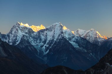 Şaşırtıcı Dağları Himalayalar - Nepal üzerinde.
