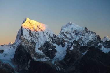 Şaşırtıcı Dağları Himalayalar - Nepal üzerinde.