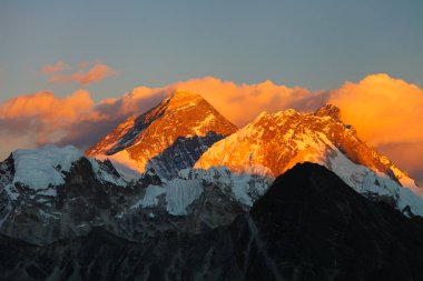 Şaşırtıcı Dağları Himalayalar - Nepal üzerinde.