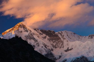 Şaşırtıcı Dağları Himalayalar - Nepal üzerinde.