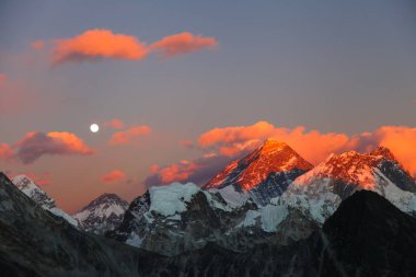 Şaşırtıcı Dağları Himalayalar - Nepal üzerinde.