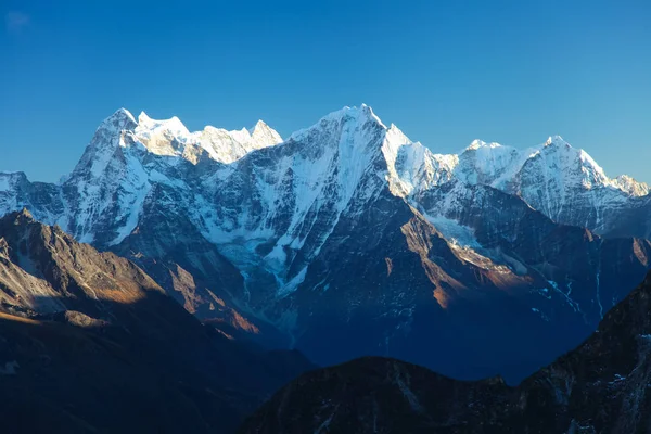 Şaşırtıcı Dağları Himalayalar - Nepal üzerinde.