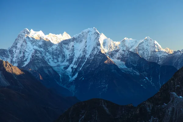 Şaşırtıcı Dağları Himalayalar - Nepal üzerinde.