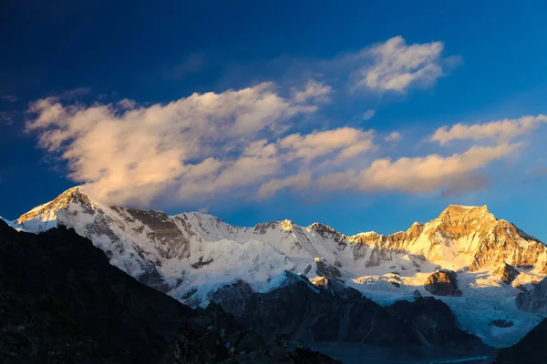 Şaşırtıcı Dağları Himalayalar - Nepal üzerinde.