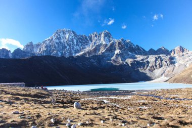 Şaşırtıcı Dağları Himalayalar üzerinde.