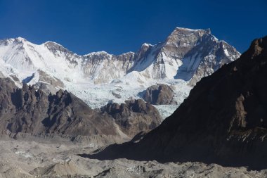 Şaşırtıcı Dağları Himalayalar üzerinde.