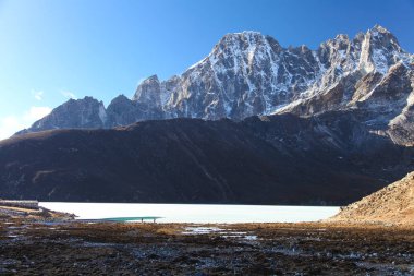 Şaşırtıcı Dağları Himalayalar üzerinde.