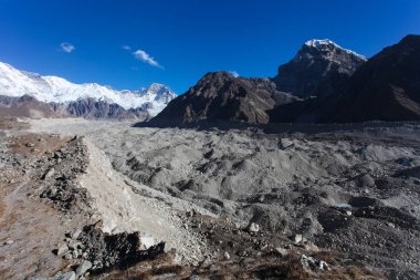 Şaşırtıcı Dağları Himalayalar üzerinde.