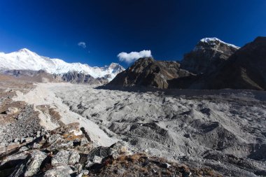 Şaşırtıcı Dağları Himalayalar üzerinde.