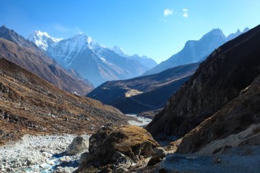 Şaşırtıcı Dağları Himalayalar üzerinde.