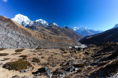 Şaşırtıcı Dağları Himalayalar üzerinde.
