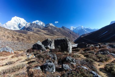 Şaşırtıcı Dağları Himalayalar üzerinde.