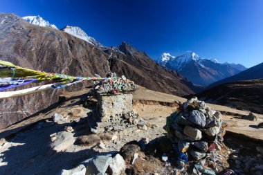 Şaşırtıcı Dağları Himalayalar üzerinde.