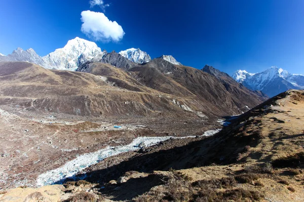 ヒマラヤ山脈の驚くべき山々 — ストック写真